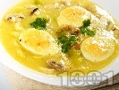 Рецепта Яйчено рагу / фрикасе с гъби печурки, праз лук, бяло вино и лимон